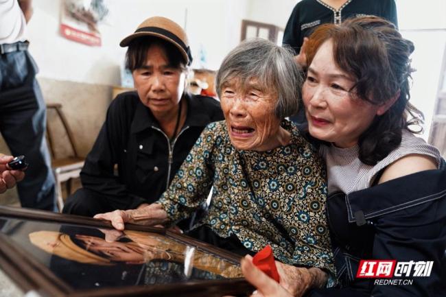 四烈士画像跨越73年“回家” 家属泪目迎忠魂