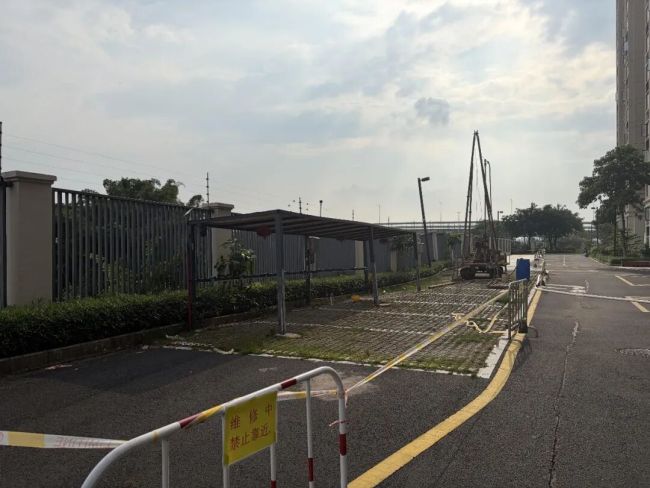 广东惠州一小区停车场地面塌陷 裂缝深达7米引发安全担忧