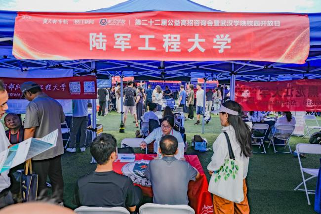 双胞胎兄弟同怀军旅梦 共赴高招咨询会寻梦