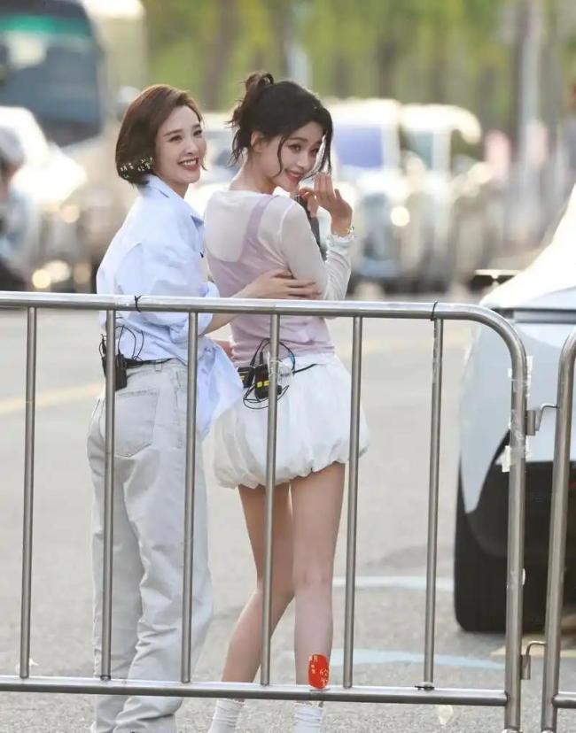 孙怡唐艺昕合唱好听一阵难听一阵 唱功争议引热议