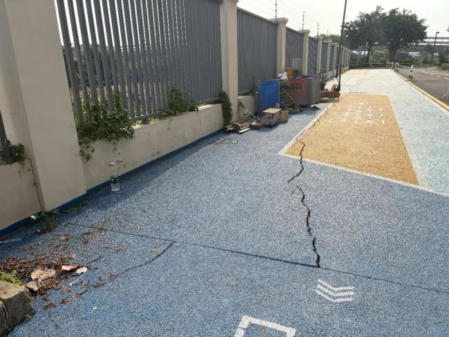 广东惠州一小区停车场地面塌陷 裂缝深达7米引发安全担忧