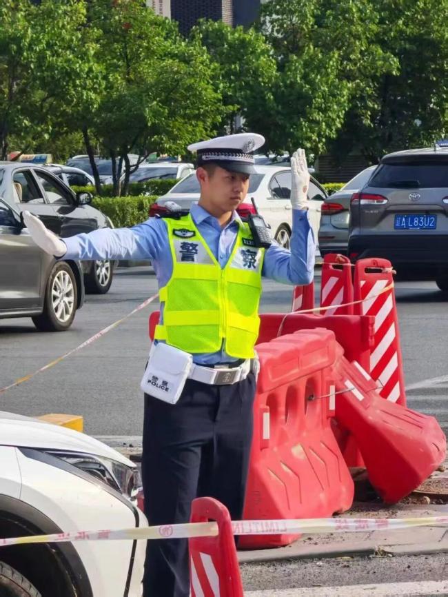 22岁民警拦截违法车辆被撞牺牲 英雄永垂不朽