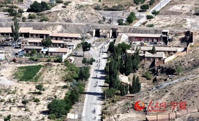贺兰山下追风 220名骑手角逐戈壁山地赛道