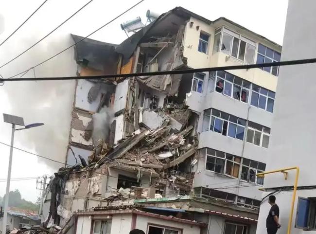 葫芦岛一居民楼突发爆炸 多层楼被炸毁 救援紧张进行中