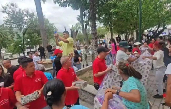 委吊车驾驶员在废墟救出同胞 中国师傅教出的英雄