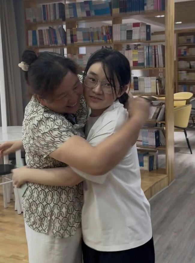 女儿高考成绩被屏蔽 妈妈扛钢管供读书 母爱托起希望