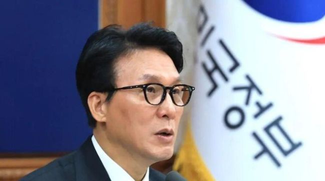 李在明支持率跌至生死线 民众失望情绪高涨