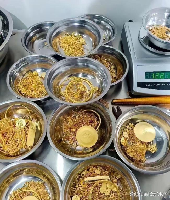 老铺黄金把市值赌没了2/3 金价波动下的品牌梦碎