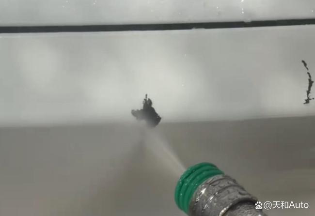 蔚来回应高压水枪洗车掉漆 非质量问题引发讨论