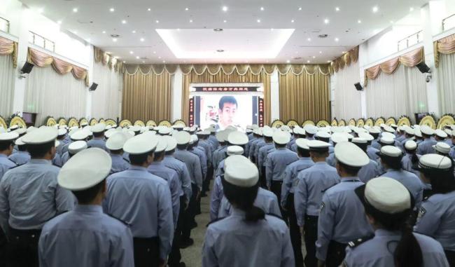 民警拦截违法逃窜车辆时被撞牺牲 22岁交警英勇殉职