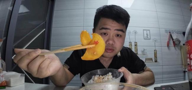 男孩过生日端走邻桌剩菜怕浪费