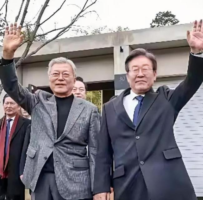 李在明与文在寅见面握手拥抱 政治和解的信号