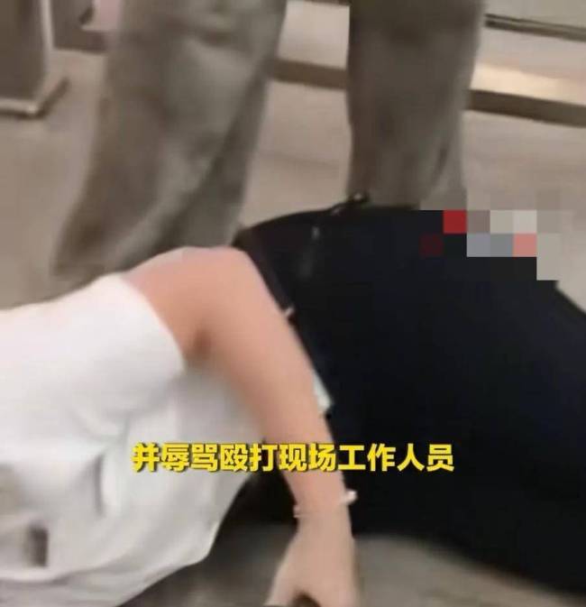 女子与广州车站人员起冲突 情绪失控引发全网关注