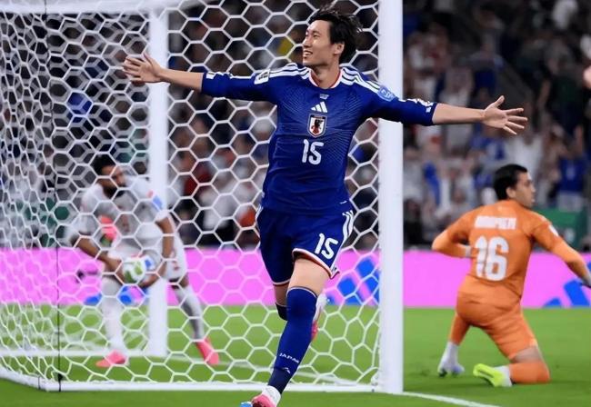 日本队回国收到球迷的掌声和鼓励 球迷边界引发讨论