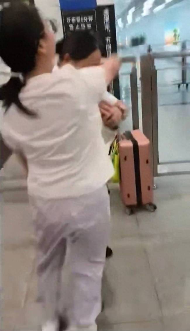 女子与广州车站人员起冲突 情绪失控引发全网关注