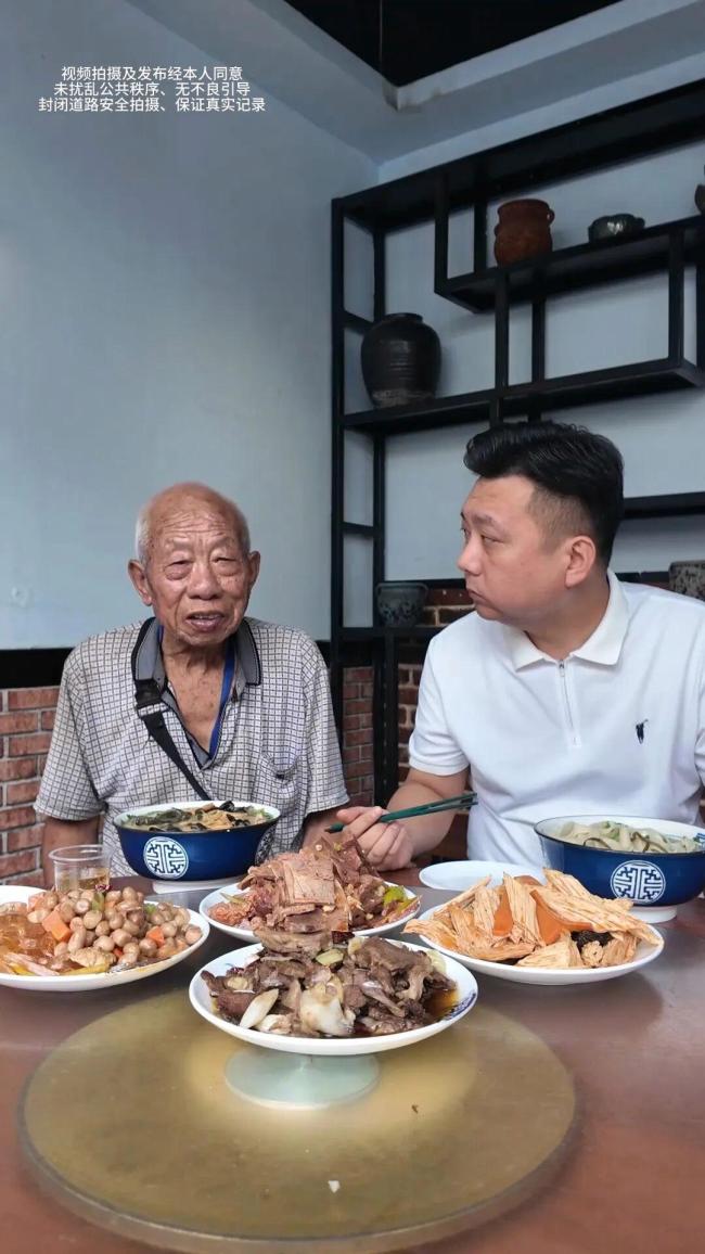 81岁卖菜老人车祸离世，孙子看视频恍然大悟，车祸现场打包的菜，是别人请的午餐 善意款待八旬卖菜老人
