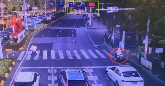 浙江民警查闯红灯发现是山东逃犯 全副武装难逃法网