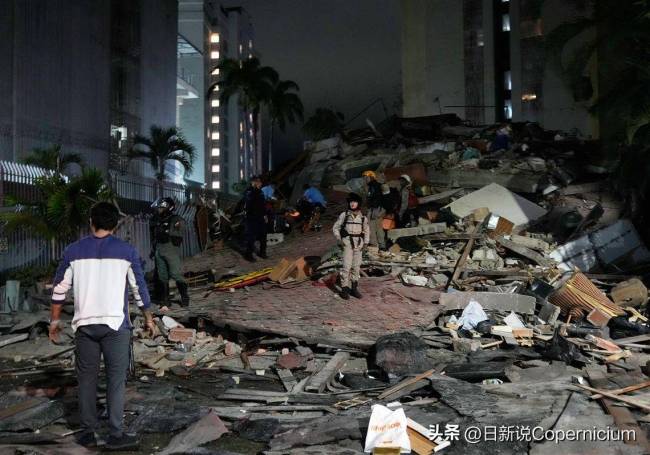 委内瑞拉缺救援设备民众手刨废墟 灾区急盼专业援助