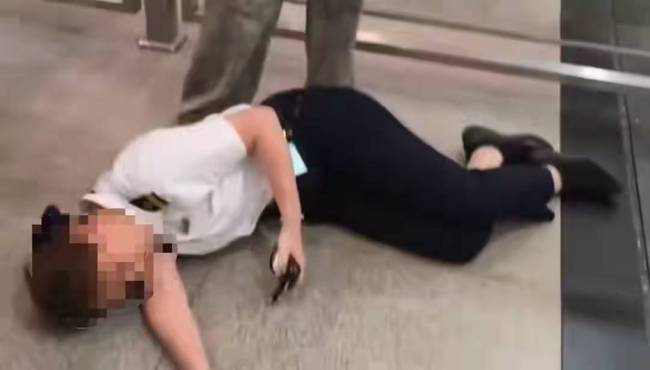 女子与广州车站人员起冲突 情绪失控引发全网关注
