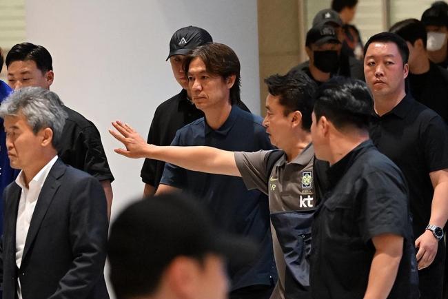 韩媒:洪明甫回韩仅2天又前往美国 逃避调查争议