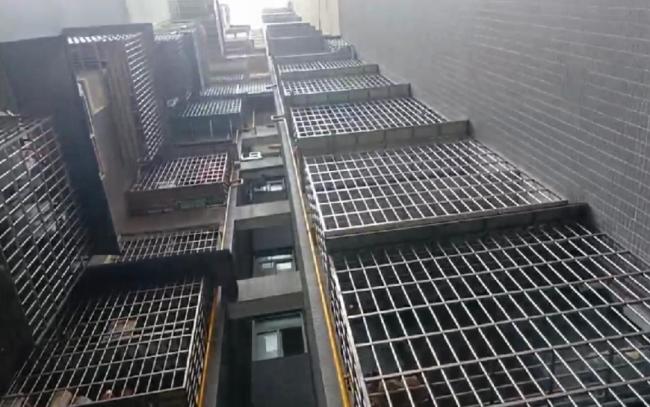 湖南张家界一小区天降菜刀 老人被砸伤引关注