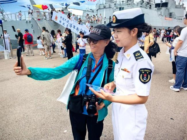 香港阿姨抢票只为将照片送给海军女兵 兑现承诺的温暖之旅