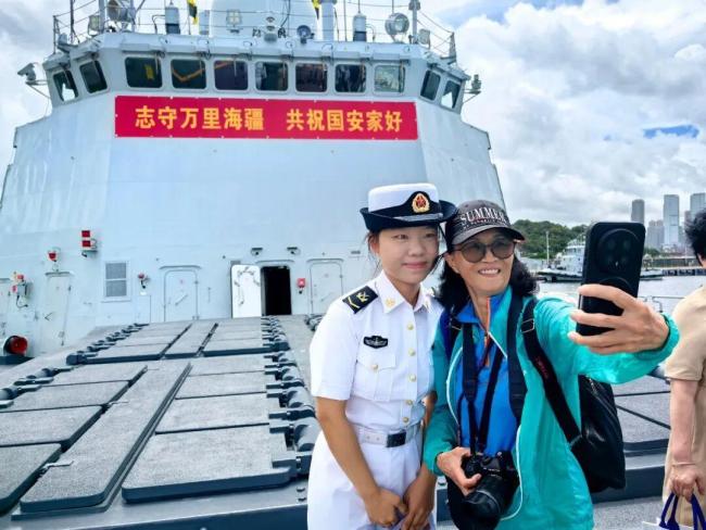 香港阿姨抢票只为将照片送给海军女兵 兑现承诺的温暖之旅