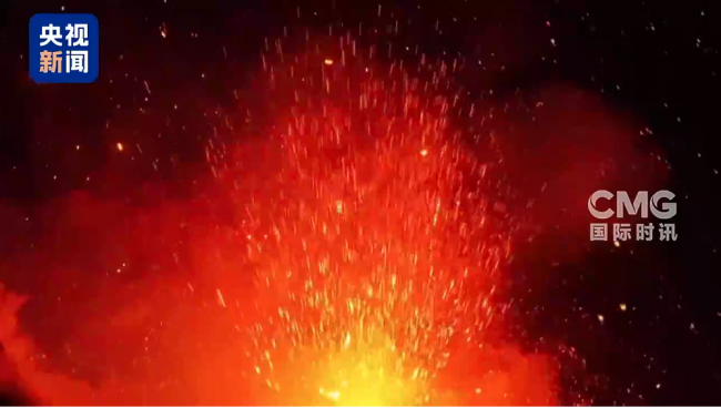 意大利埃特纳火山喷发 熔岩流映红夜空