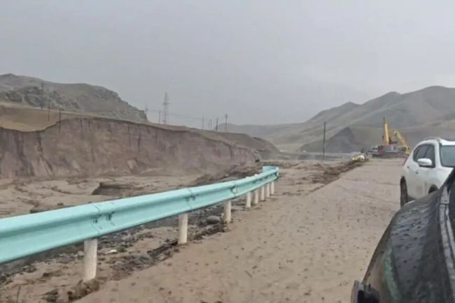 一家三口自驾游突遇山洪 母子失联 搜救仍在继续