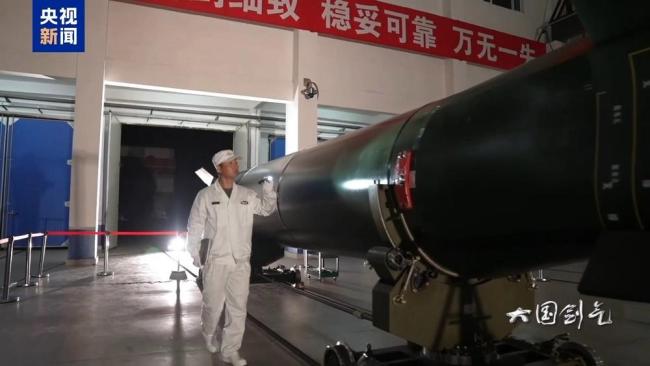 实拍火箭军极限条件训练 练就战时从容应对