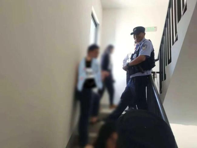 夫妻吃菌产生幻觉 从15楼打到27楼 中毒后行为失控