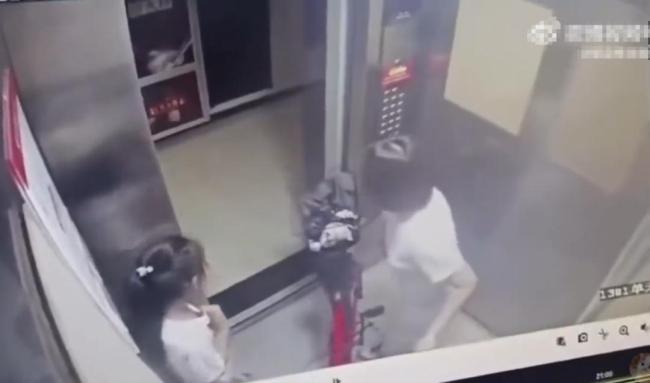 警方通报女孩摸自行车把手遭掌掴