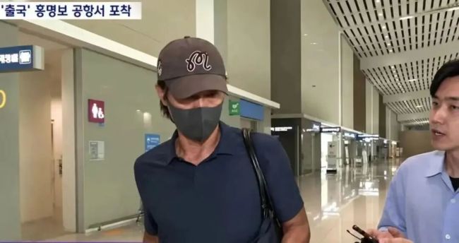 遭受死亡威胁后，韩国男足前主教练启程前往美国