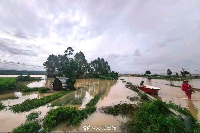 广西抗洪 暴雨引发水库溃坝险情