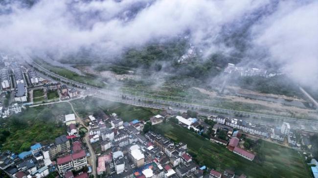 雨歇雾起 安徽岳西店前镇山水如画