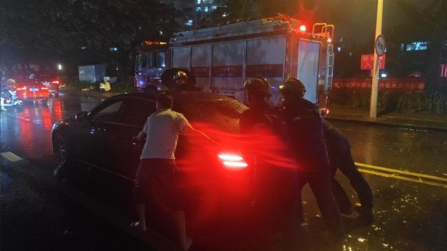 台风致车辆连环追尾 消防成功救援 连夜奋战保平安