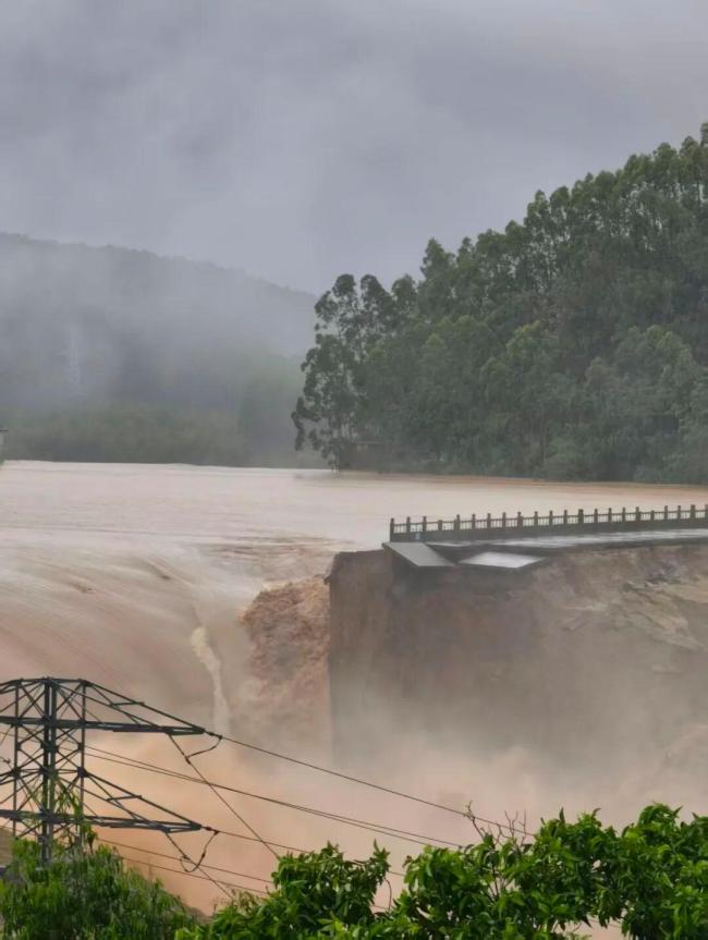 广西暴雨 水库溃口50米 紧急转移300多人