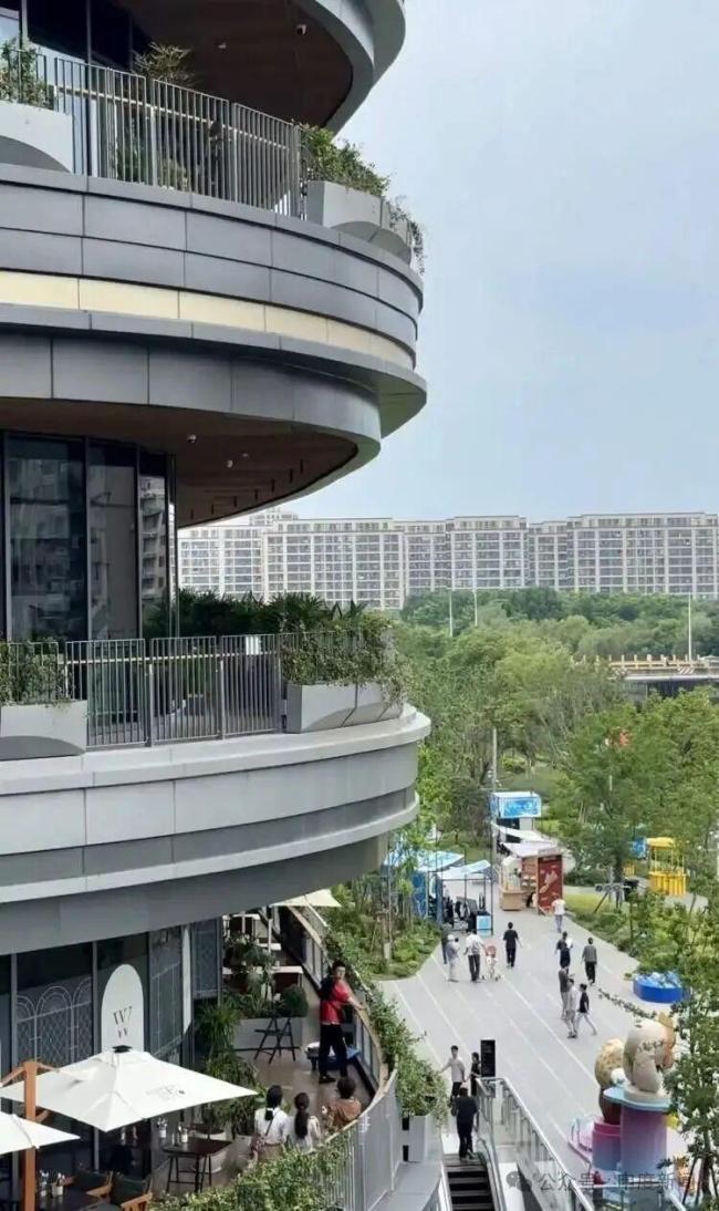 男子被商场高空坠物砸头缝4针 善后一波三折引发关注