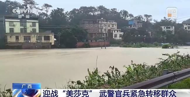 广西暴雨致多城严重内涝 武警紧急救援转移群众