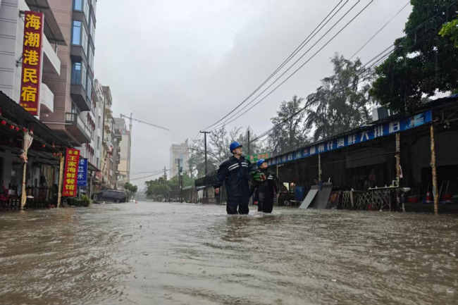 广西大暴雨 南方电网全力抢修保供电