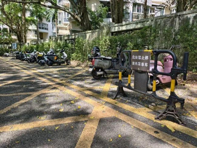 深圳一停车场改造引发电动车占道 居民出行受阻