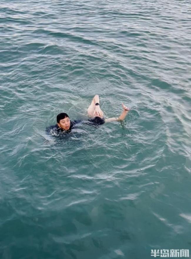 小伙不慎落水 摄影师跳海救人 平民英雄获赞无数