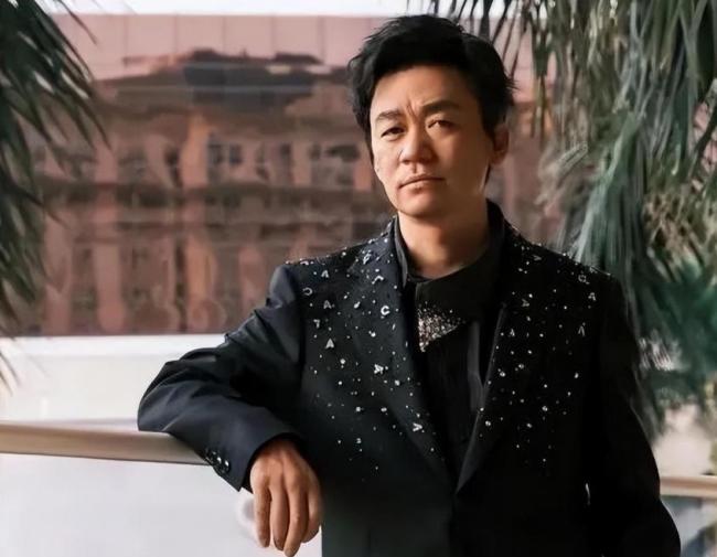 王宝强带女友现身婚宴，8年了，王宝强终于走出来了 低调恋情引关注