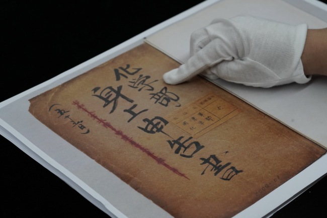 这是7月3日拍摄的此次公布的516部队《身上申告书》档案。新华社记者 何山 摄