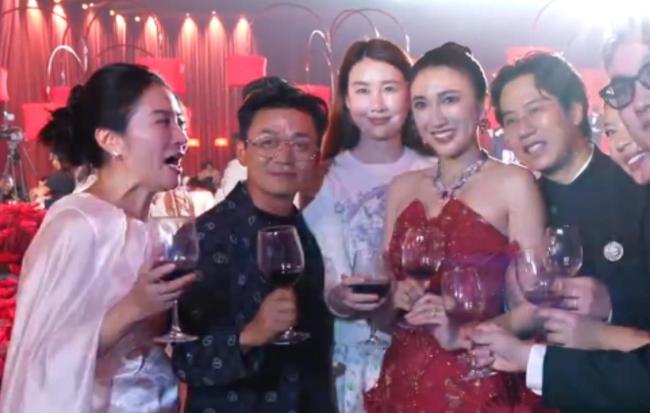 王宝强带女友现身婚宴，8年了，王宝强终于走出来了 低调恋情引关注