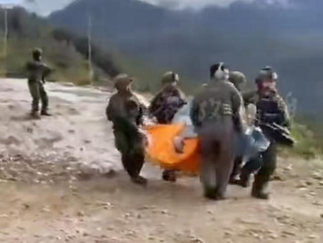 撤离现场：印尼军方派出全副武装小队带回遇袭身亡美国飞行员遗体 武装分裂分子袭击所致