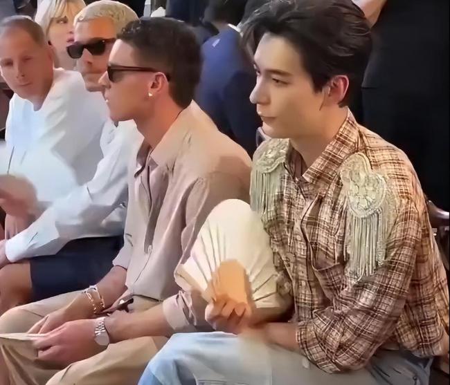 巴黎40℃看秀明星全靠手摇扇子硬扛 高温下的时尚煎熬