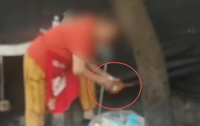 早餐摊主捡废弃纸巾擦碗 当地通报 卫生状况引担忧