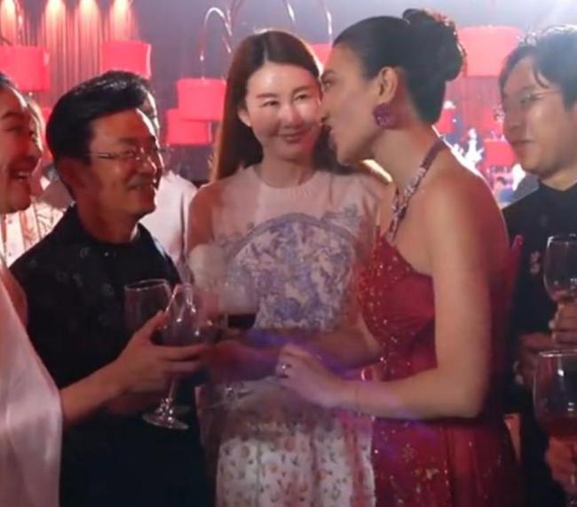 王宝强带女友现身婚宴，8年了，王宝强终于走出来了 低调恋情引关注