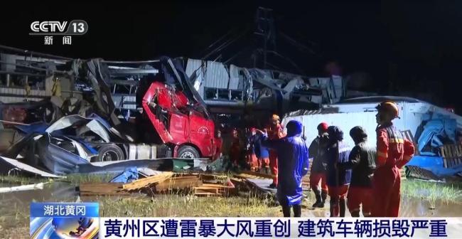 湖北多地遇强对流重卡被掀翻 灾情严重救援紧急